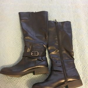 Black zip up boots. Size 6. Bought at Macy’s but only worn twice.